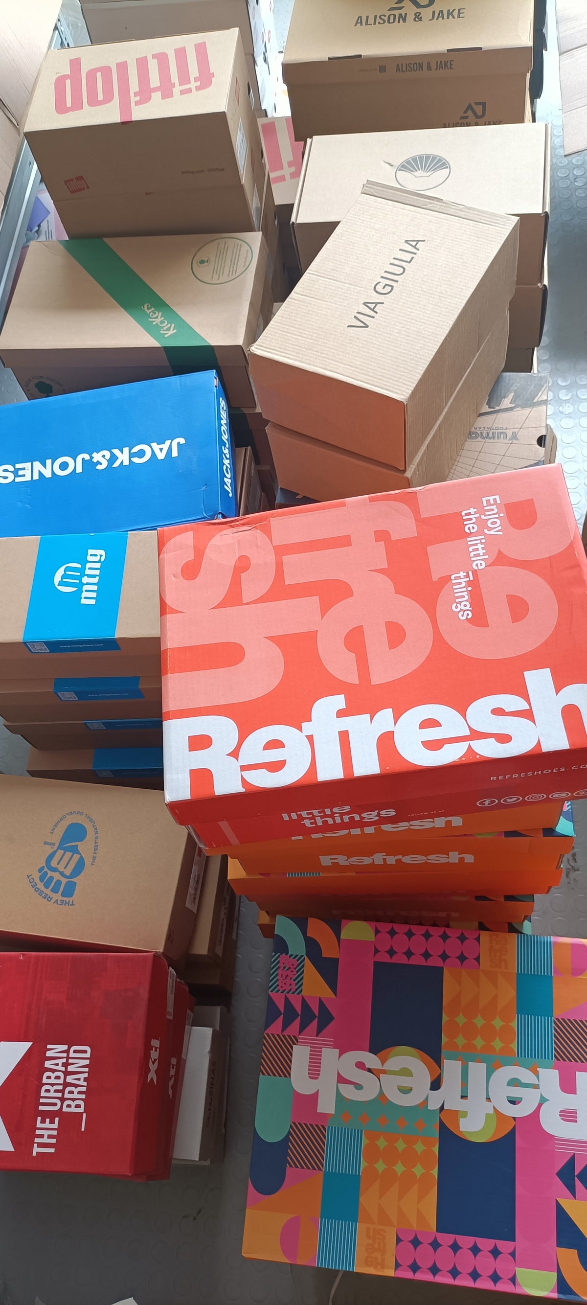 Stock 202 Paia Scarpe Assortite su Bancale – Lotto Ingrosso Nuove