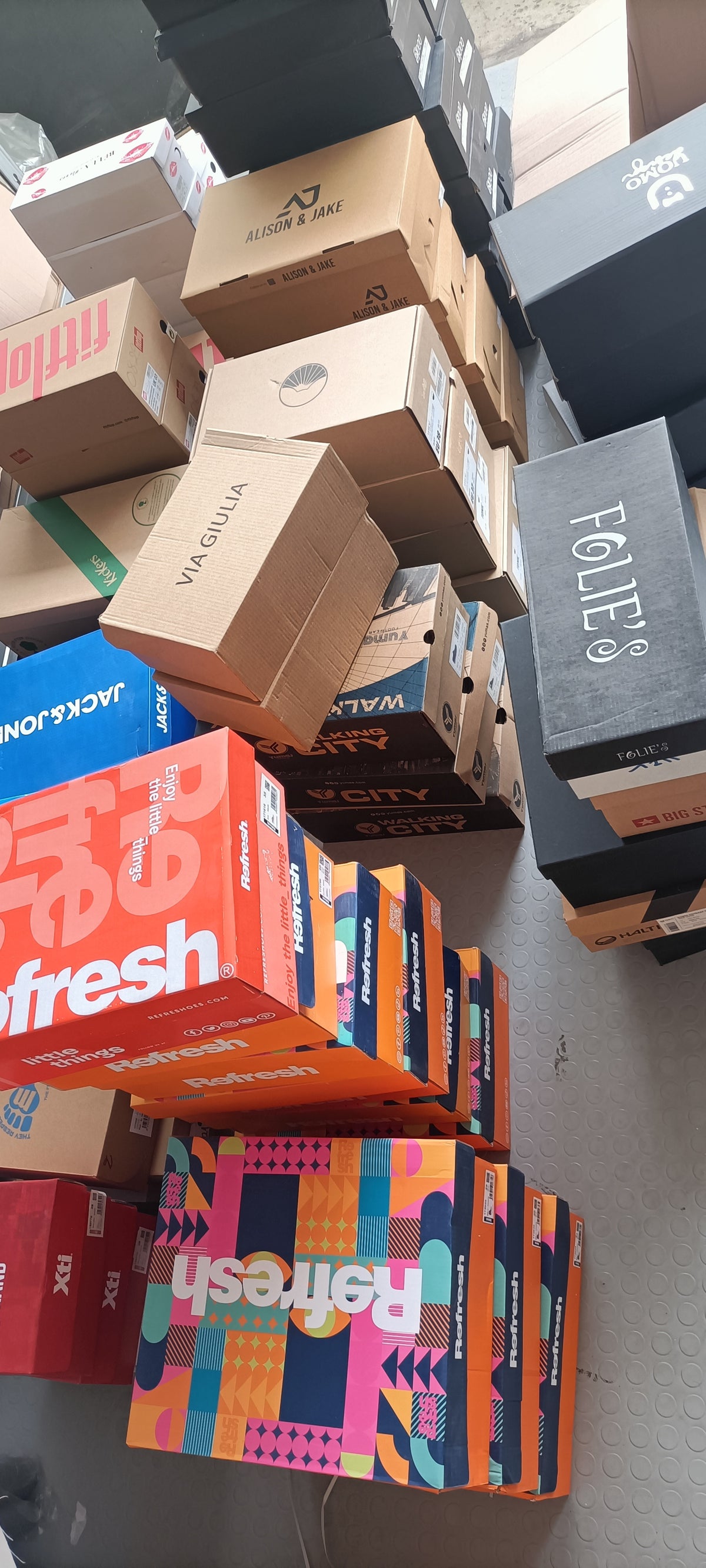 Stock 202 Paia Scarpe Assortite su Bancale – Lotto Ingrosso Nuove