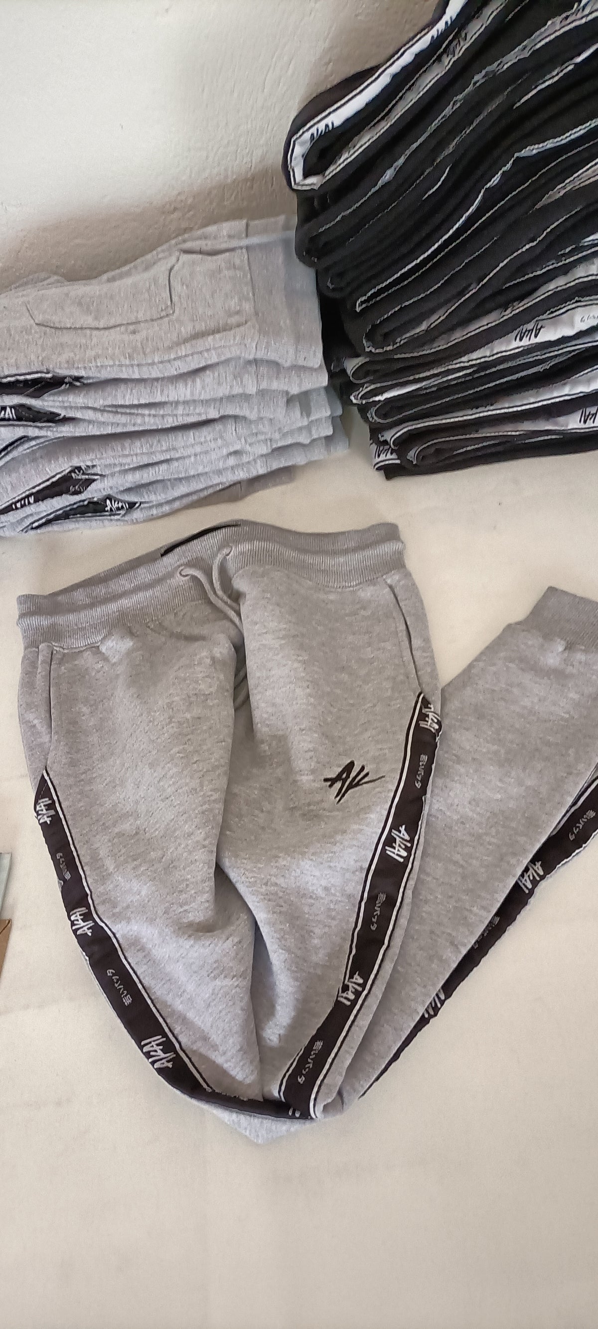 Mini-Lotto Stock Pantaloni Sportivi - Blocco G12-G13-G14-G15 (102 Pezzi Tutto Incluso)
