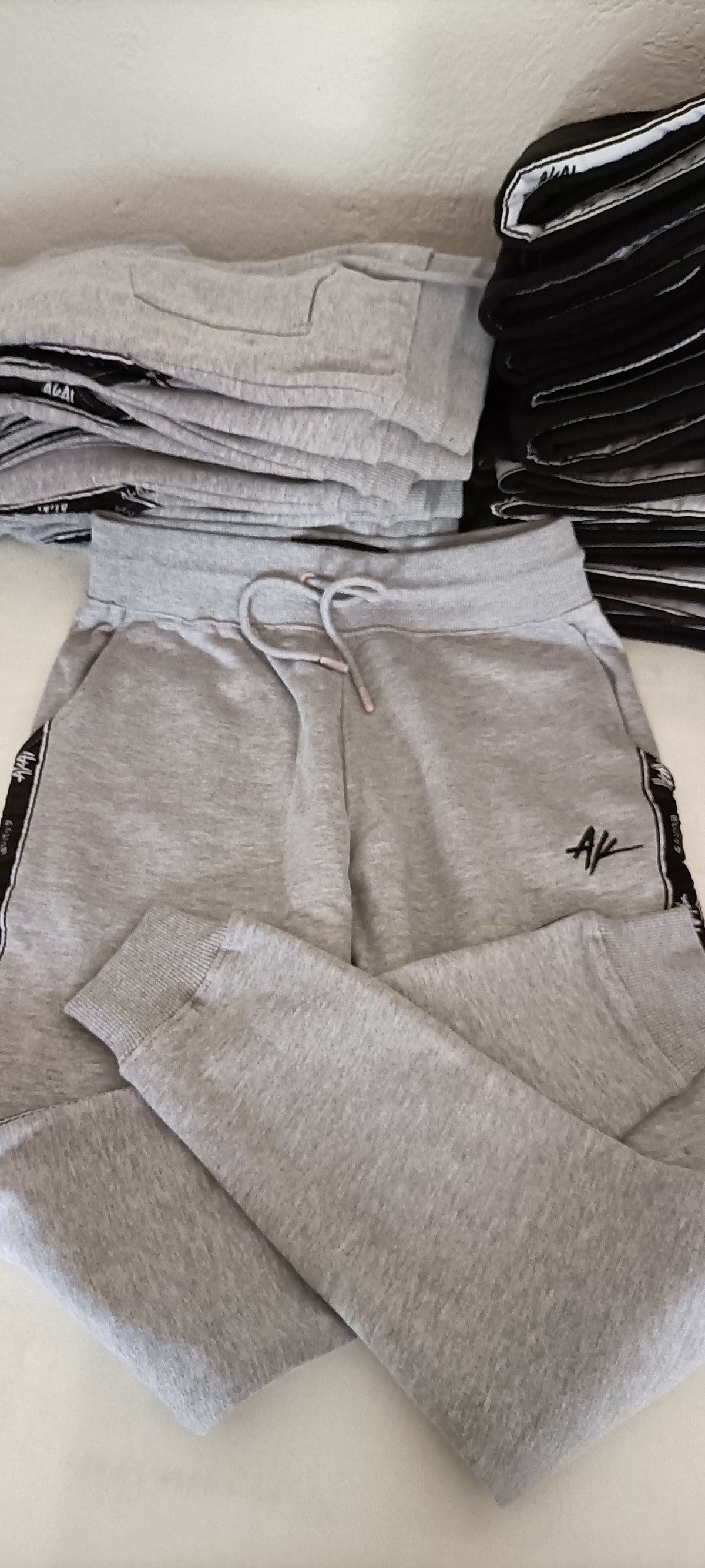 Mini-Lotto Stock Pantaloni Sportivi - Blocco G12-G13-G14-G15 (102 Pezzi Tutto Incluso)