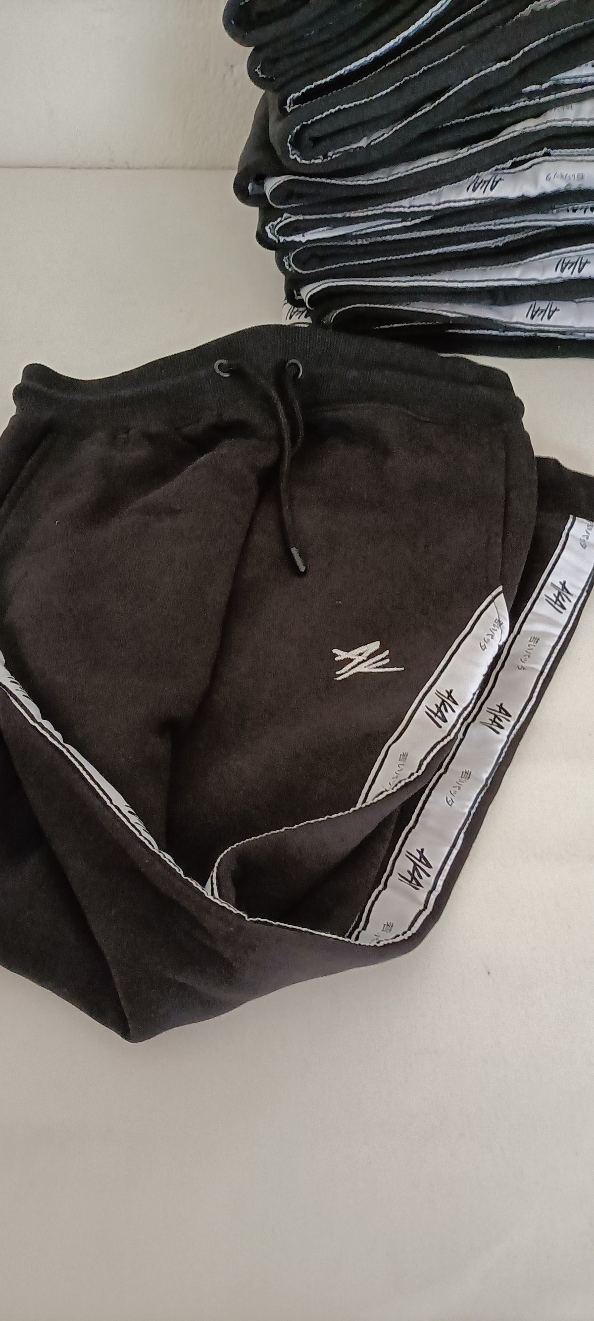 Mini-Lotto Stock Pantaloni Sportivi - Blocco G12-G13-G14-G15 (102 Pezzi Tutto Incluso)