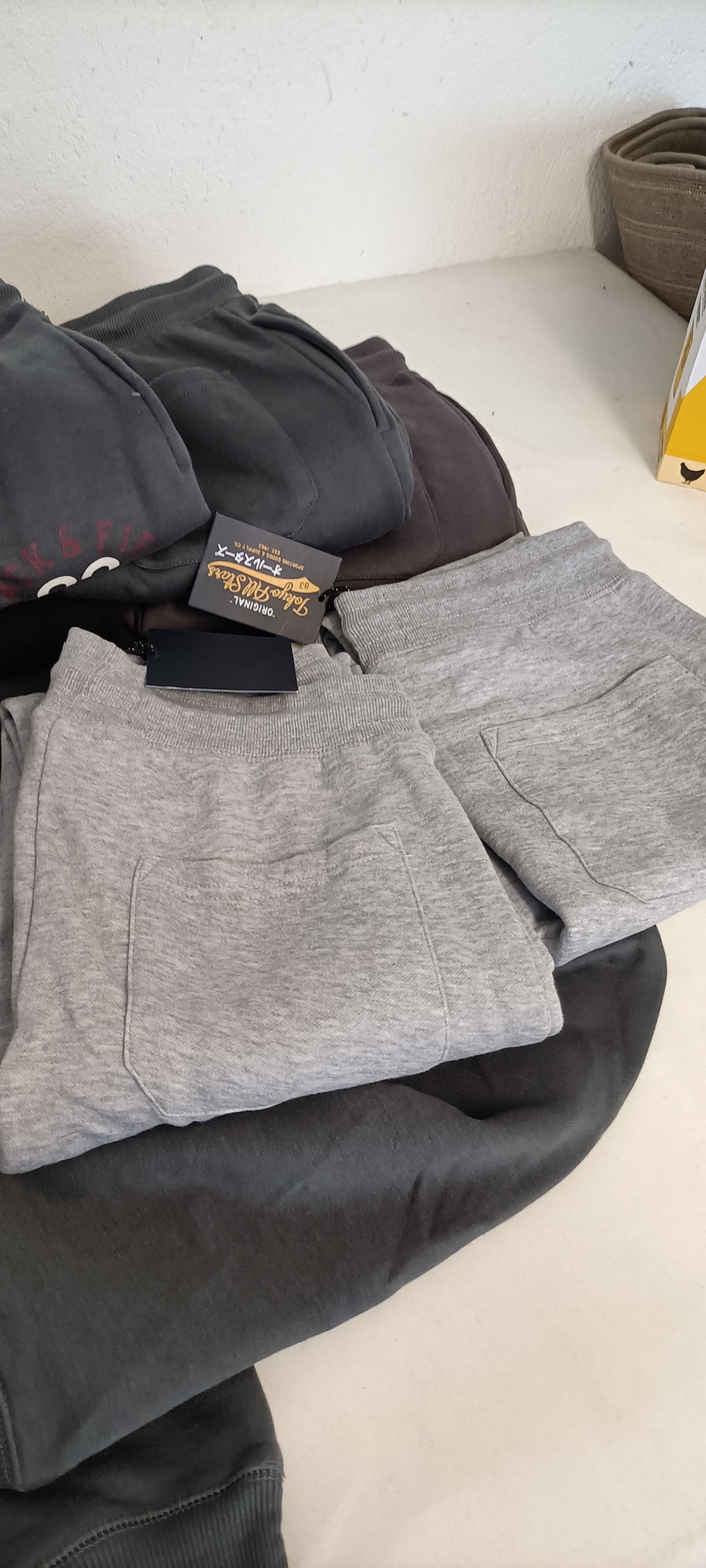 Mini-Lotto Stock Pantaloni Sportivi - Blocco G12-G13-G14-G15 (102 Pezzi Tutto Incluso)