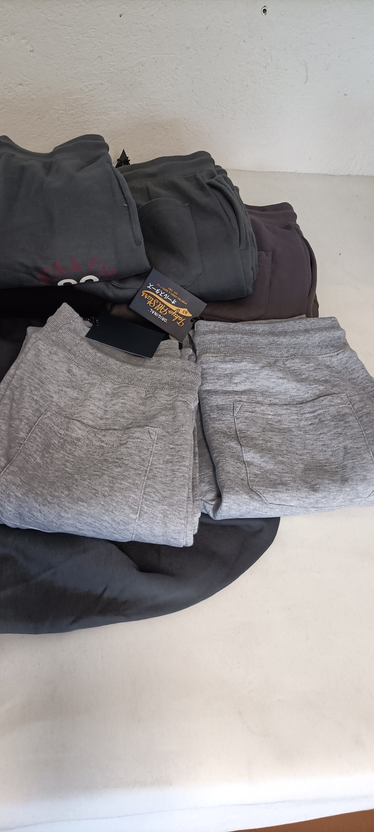 Mini-Lotto Stock Pantaloni Sportivi - Blocco G12-G13-G14-G15 (102 Pezzi Tutto Incluso)