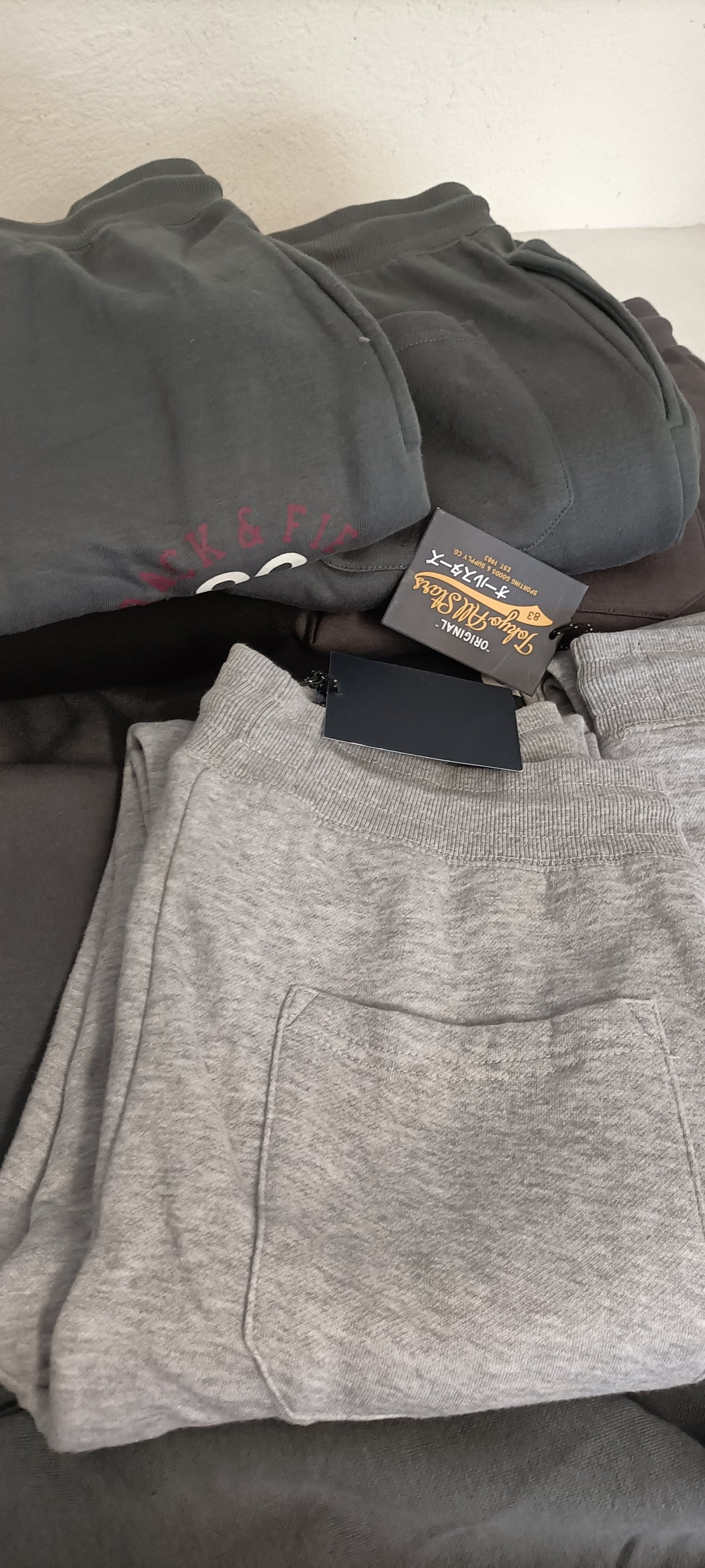 Mini-Lotto Stock Pantaloni Sportivi - Blocco G12-G13-G14-G15 (102 Pezzi Tutto Incluso)