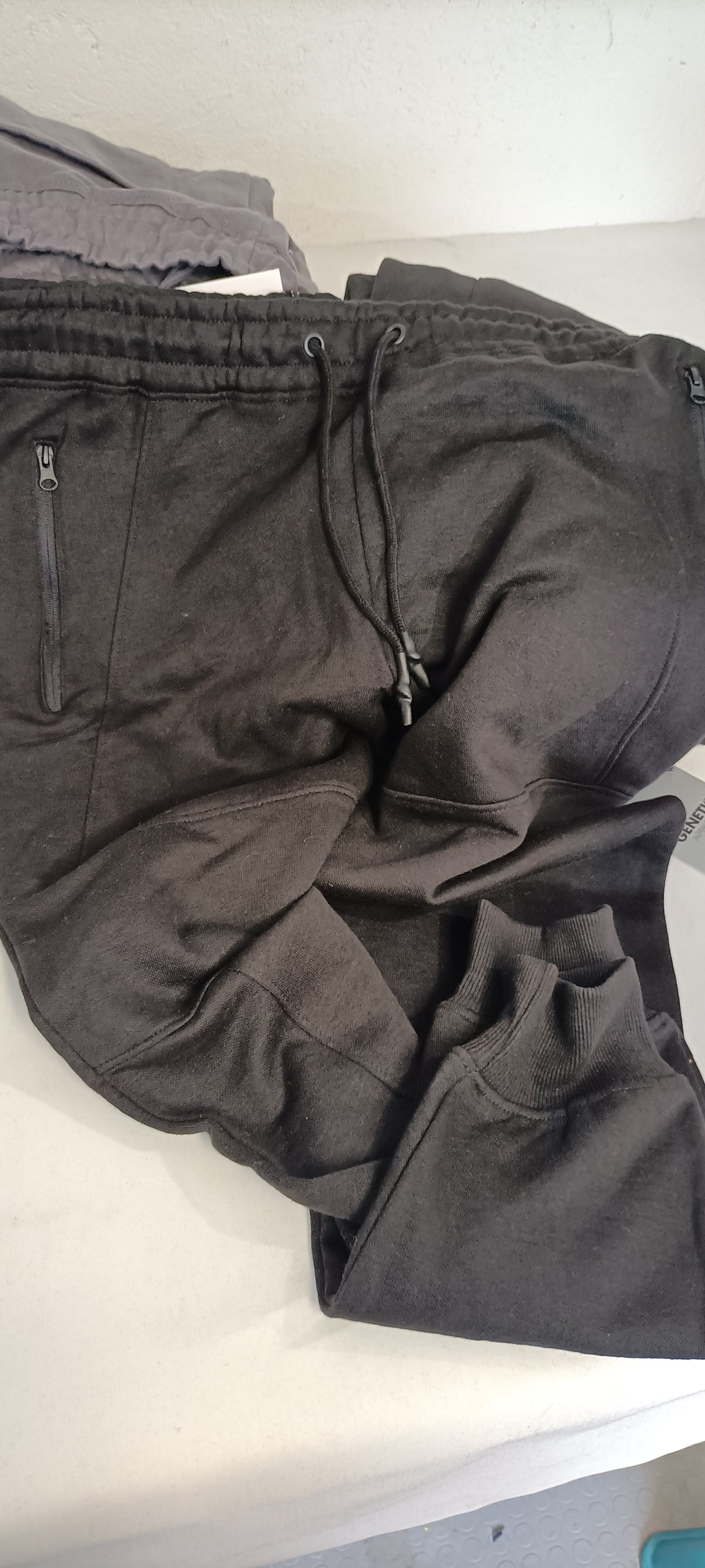 Mini-Lotto Stock Pantaloni Sportivi - Blocco G12-G13-G14-G15 (102 Pezzi Tutto Incluso)