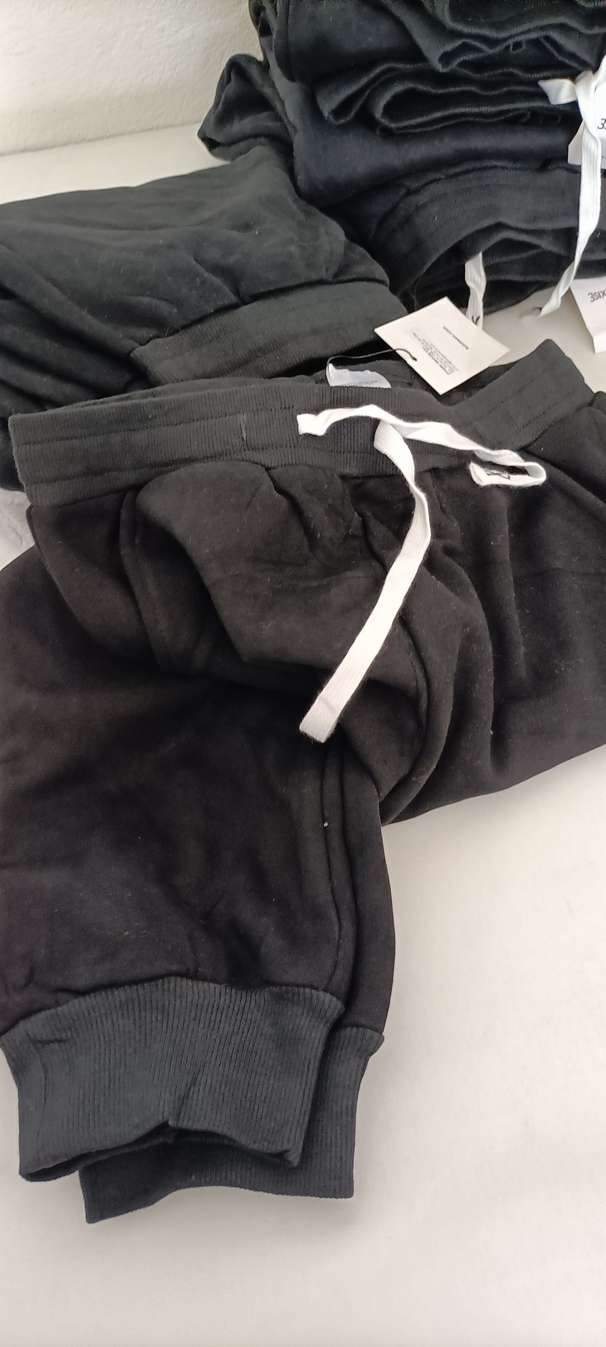 Mini-Lotto Stock Pantaloni Sportivi - Blocco G12-G13-G14-G15 (102 Pezzi Tutto Incluso)