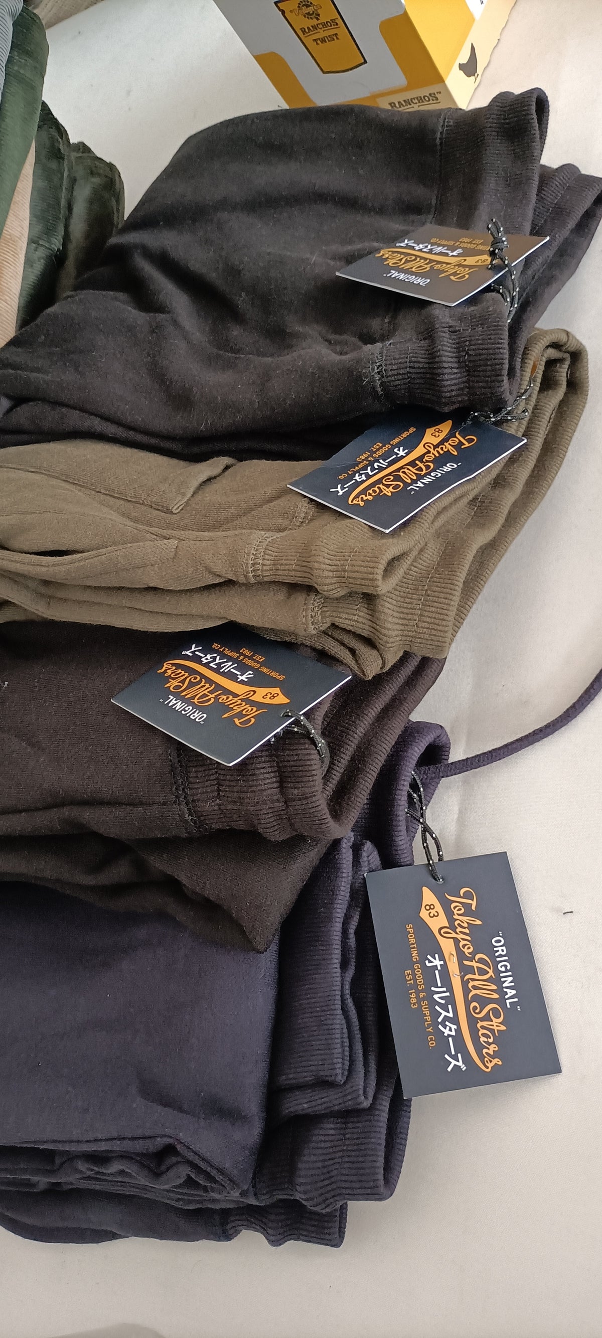 Mini-Lotto Stock Pantaloni Sportivi - Blocco G12-G13-G14-G15 (102 Pezzi Tutto Incluso)