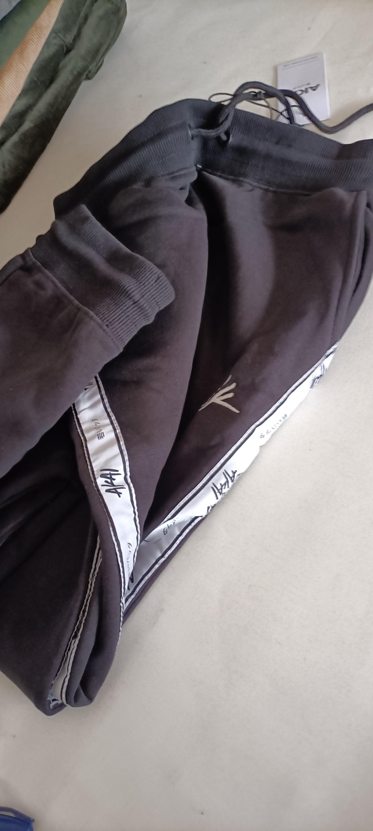 Mini-Lotto Stock Pantaloni Sportivi - Blocco G12-G13-G14-G15 (102 Pezzi Tutto Incluso)