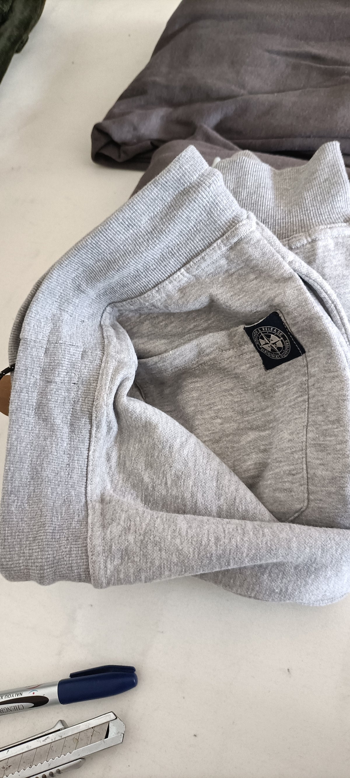 Mini-Lotto Stock Pantaloni Sportivi - Blocco G12-G13-G14-G15 (102 Pezzi Tutto Incluso)