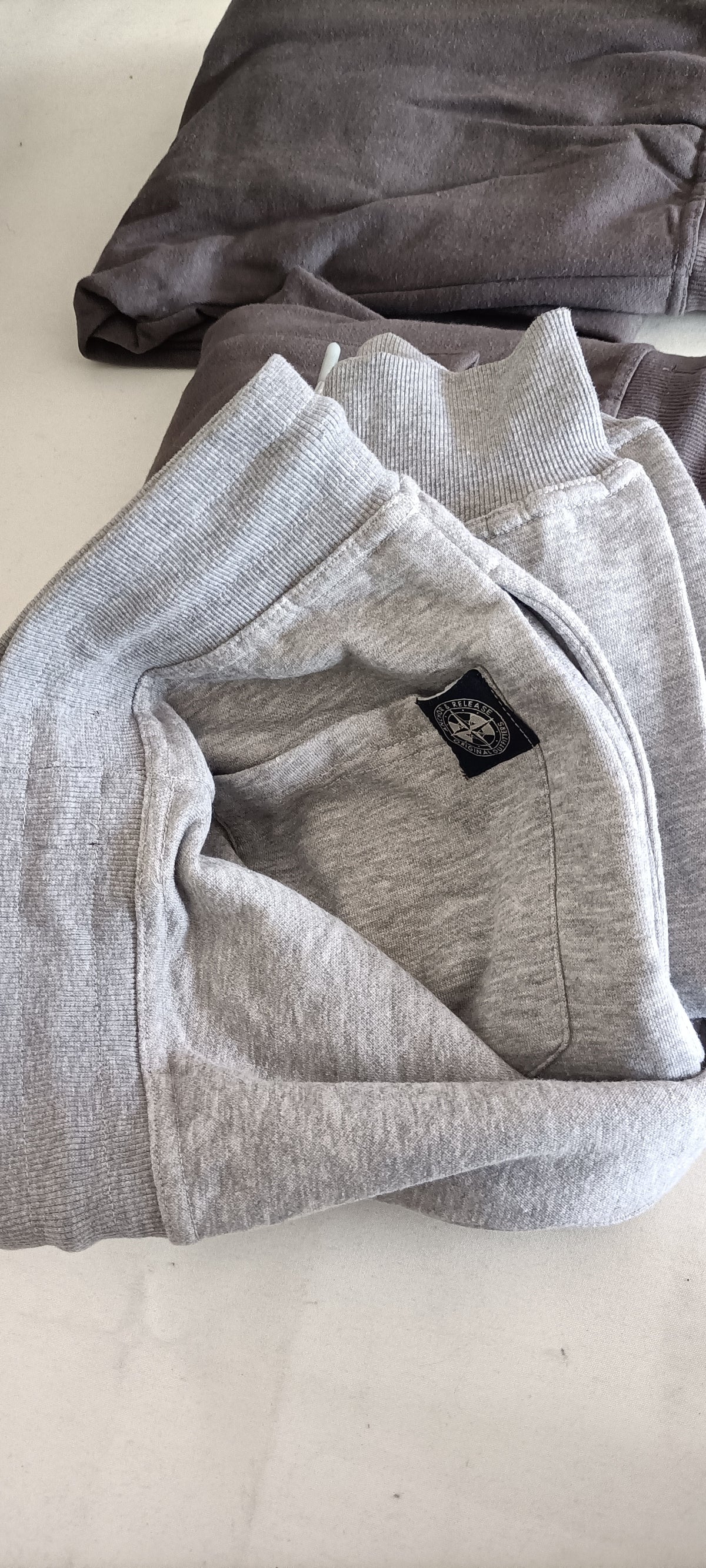 Mini-Lotto Stock Pantaloni Sportivi - Blocco G12-G13-G14-G15 (102 Pezzi Tutto Incluso)