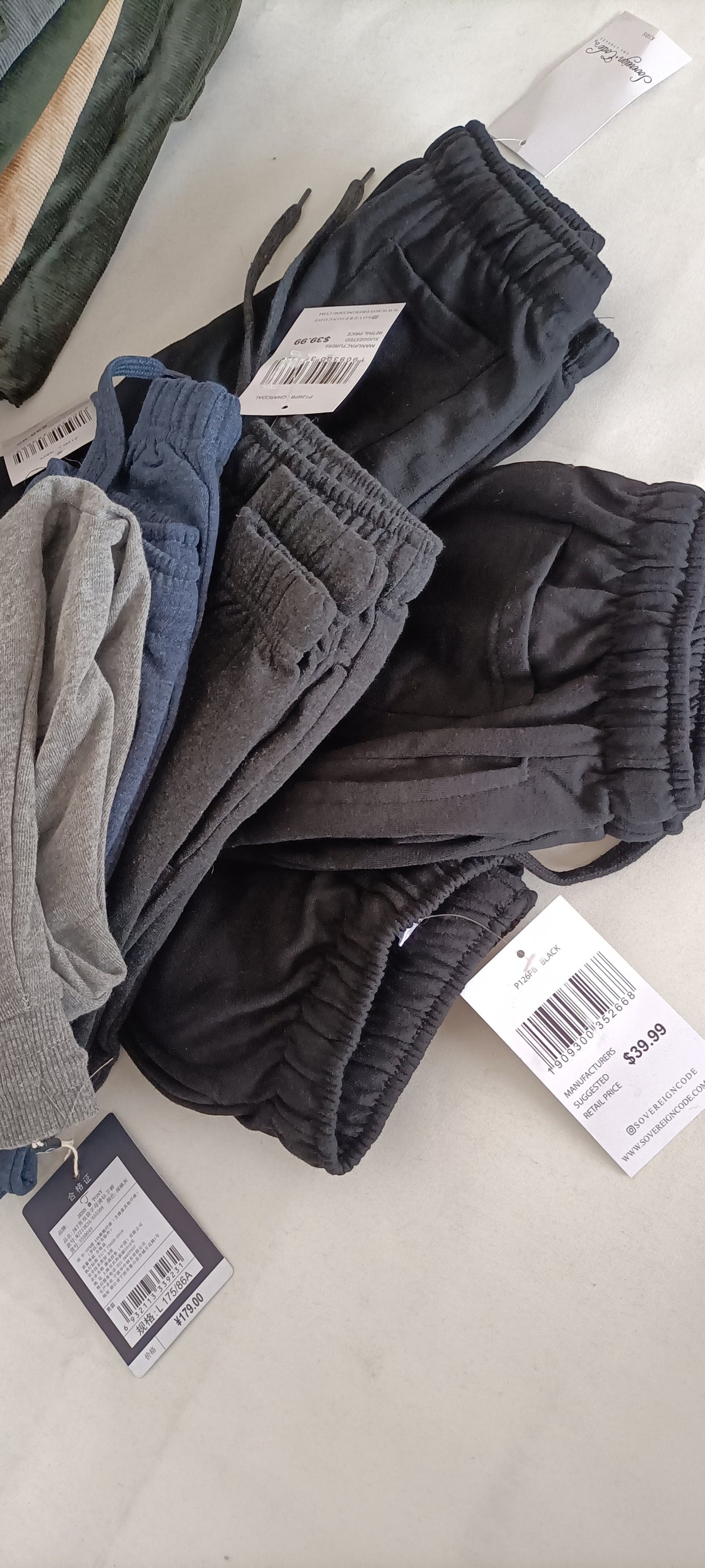 Mini-Lotto Stock Pantaloni Sportivi - Blocco G12-G13-G14-G15 (102 Pezzi Tutto Incluso)