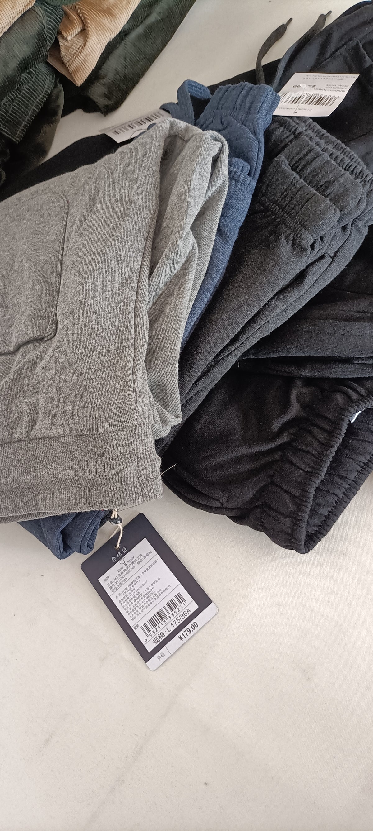 Mini-Lotto Stock Pantaloni Sportivi - Blocco G12-G13-G14-G15 (102 Pezzi Tutto Incluso)