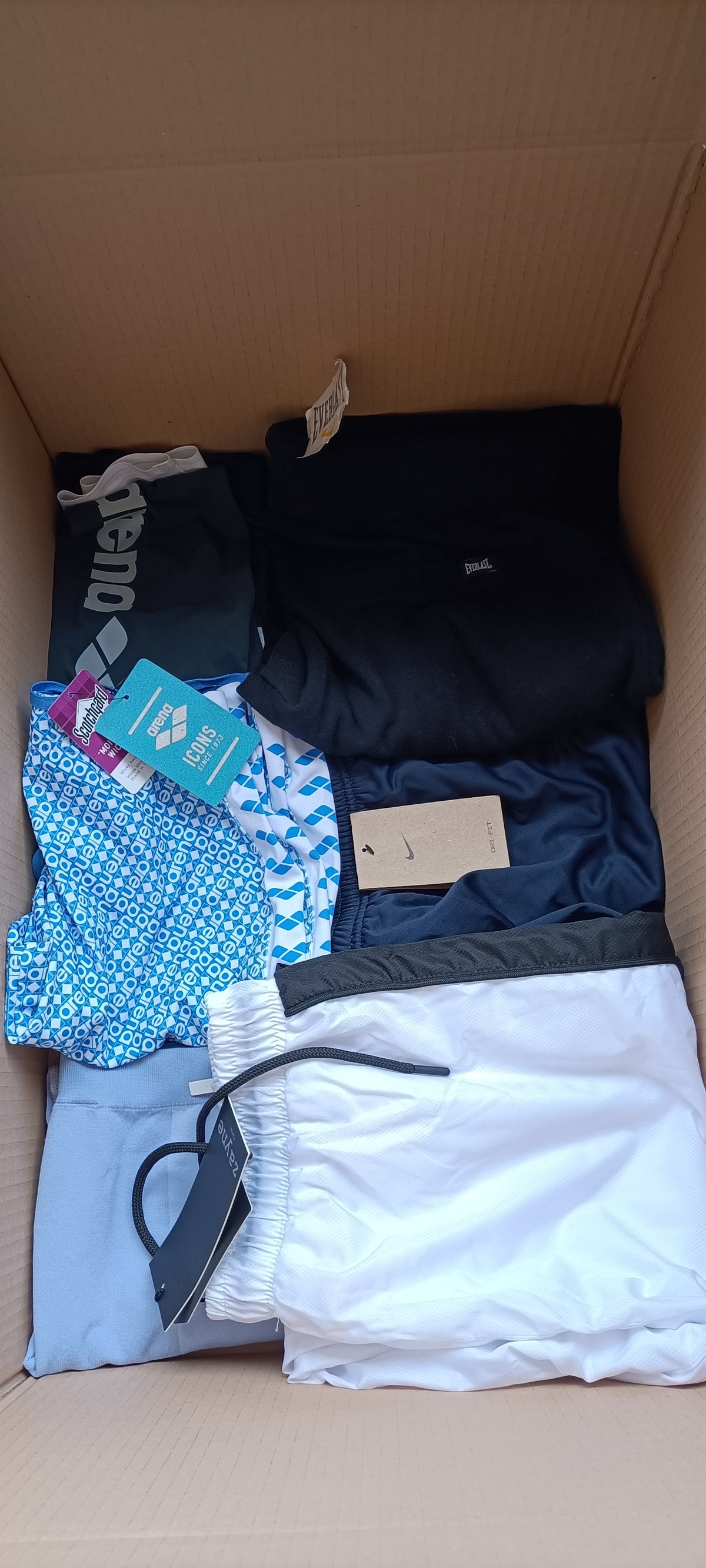 Mini-Lotto Stock Pantaloni Sportivi - Blocco G12-G13-G14-G15 (102 Pezzi Tutto Incluso)