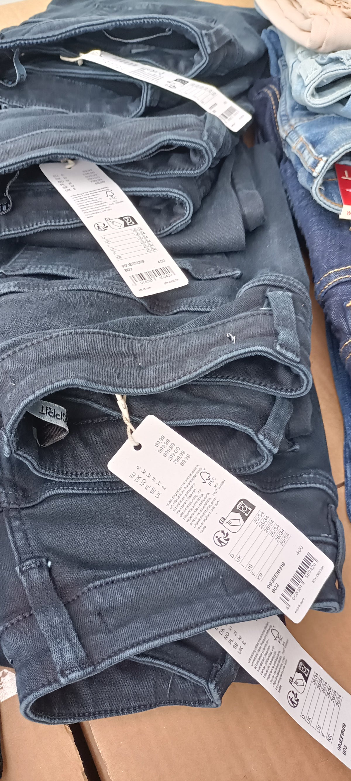 Stock Premium Jeans LTB, Esprit & Acquaverde - Scatola G17 (29 Pezzi Tutto Incluso)