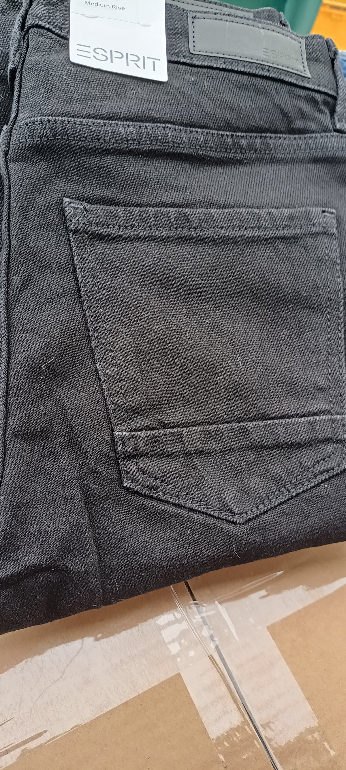 Stock Premium Jeans LTB, Esprit & Acquaverde - Scatola G17 (29 Pezzi Tutto Incluso)