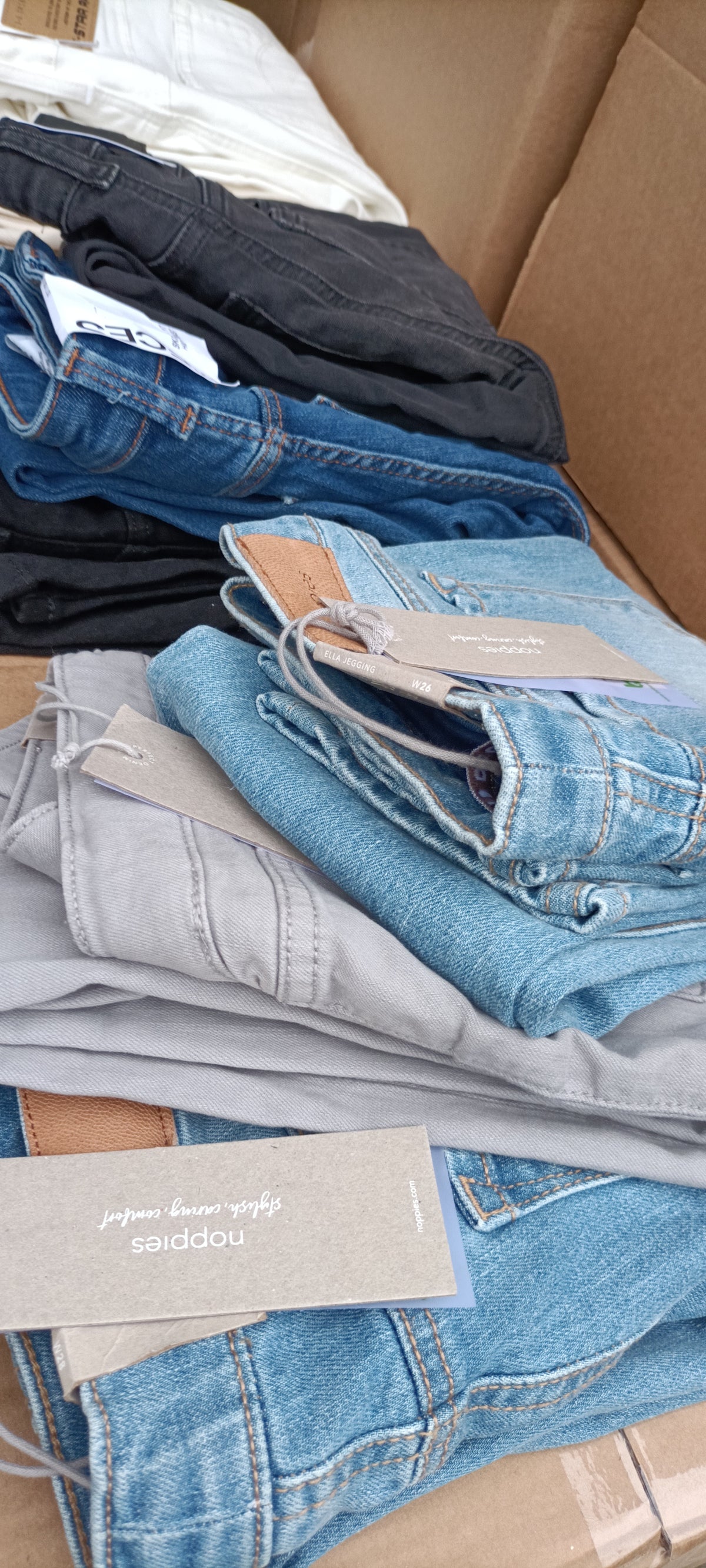 Stock Jeans Top Brand & G-Star RAW - Scatola G19 (33 Pezzi Tutto Incluso)