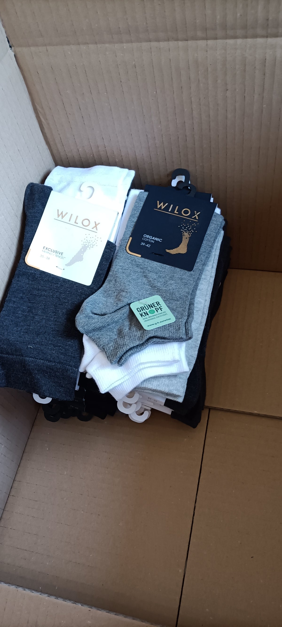 Lotto Calzetteria Mista Uomo/Donna Brand Assortiti - Scatola G23 (196 pz) - SPEDIZIONE GRATUITA