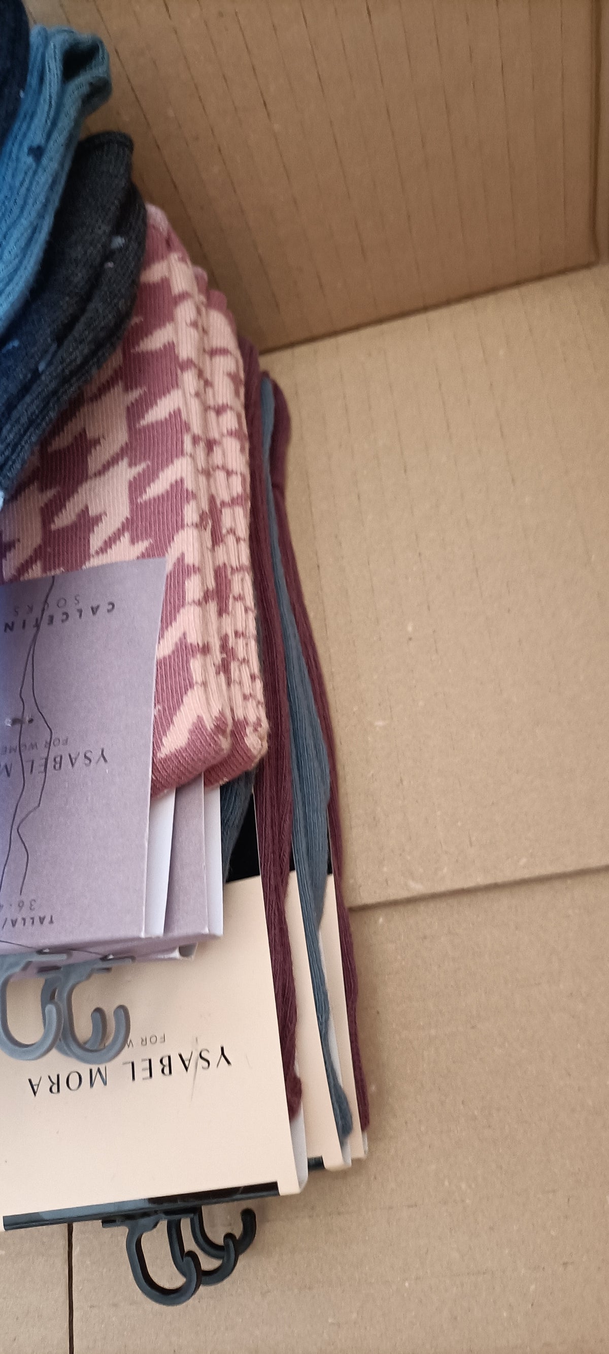 Lotto Calzetteria Mista Uomo/Donna Brand Assortiti - Scatola G23 (196 pz) - SPEDIZIONE GRATUITA