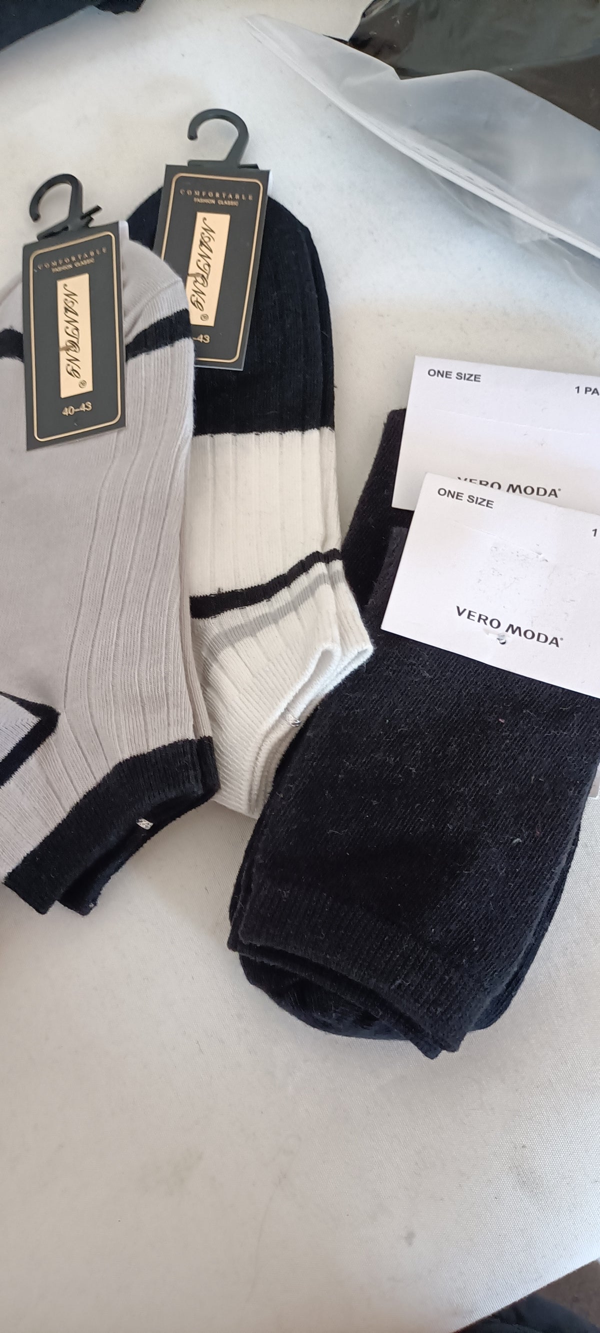 Lotto Calzetteria Mista Uomo/Donna Brand Assortiti - Scatola G23 (196 pz) - SPEDIZIONE GRATUITA