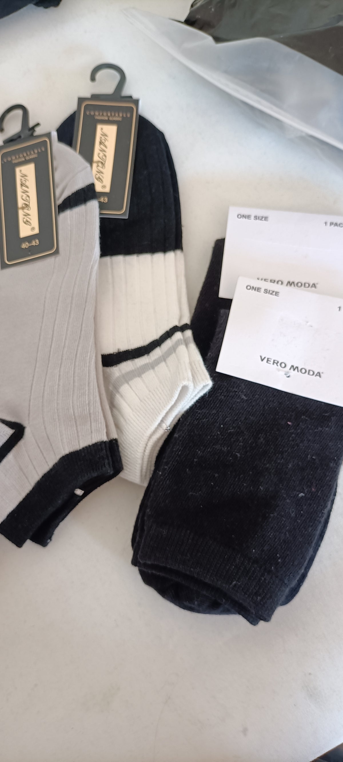 Lotto Calzetteria Mista Uomo/Donna Brand Assortiti - Scatola G23 (196 pz) - SPEDIZIONE GRATUITA