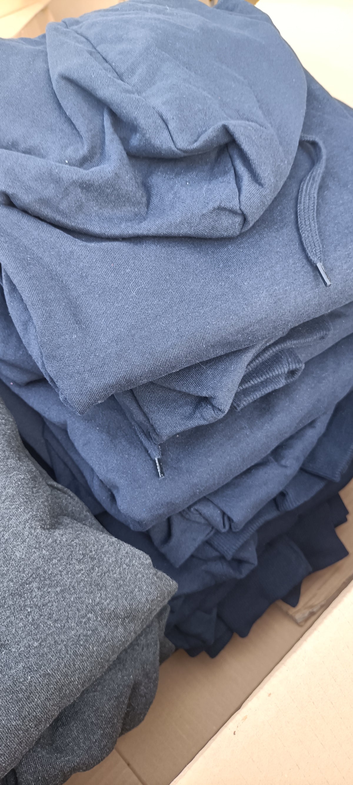 Lotto Stock Felpe con Cappuccio Streetwear Sovereign Code - Scatola G32 (24 pz) - SPEDIZIONE GRATUITA