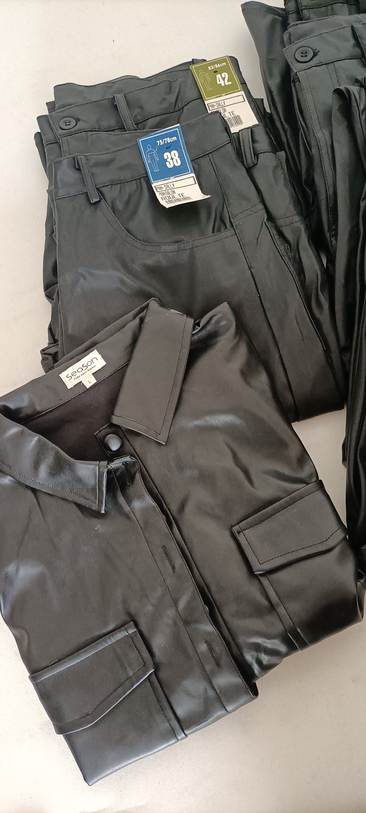 Lotto Stock Giubbotti in Pelle e Pantaloni Neri - Scatola G47 (15 pz) - SPEDIZIONE GRATUITA