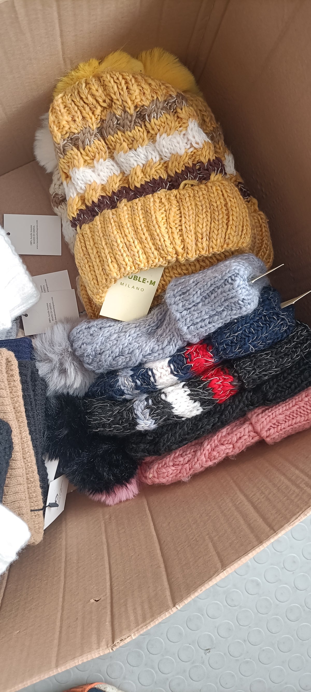 Lotto Stock G55 Cappelli Inverno Uomo Donna Bambino di Marca e Licenze - 91 Pezzi a 2€pz