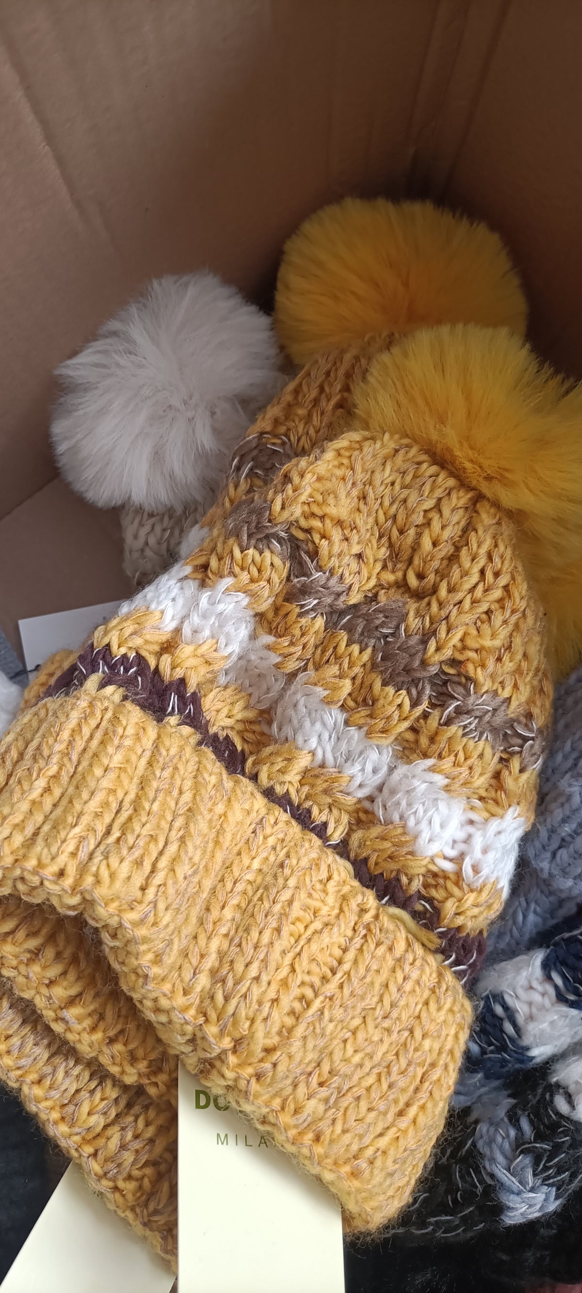 Lotto Stock G55 Cappelli Inverno Uomo Donna Bambino di Marca e Licenze - 91 Pezzi a 2€pz