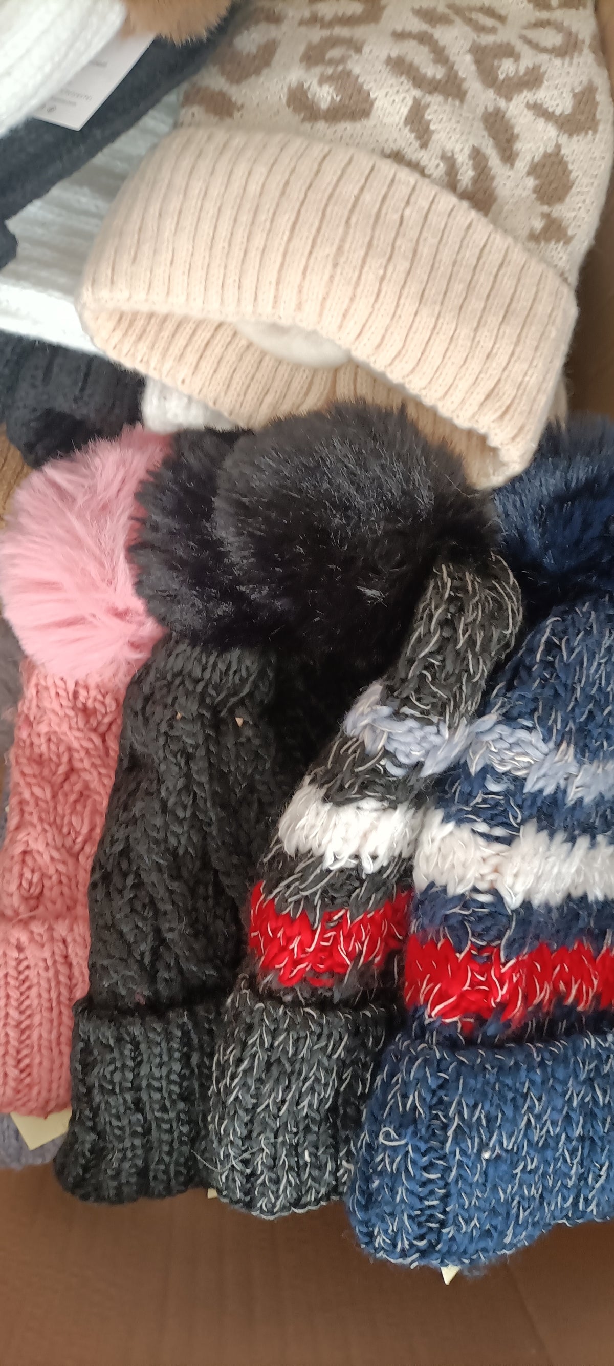 Lotto Stock G55 Cappelli Inverno Uomo Donna Bambino di Marca e Licenze - 91 Pezzi a 2€pz